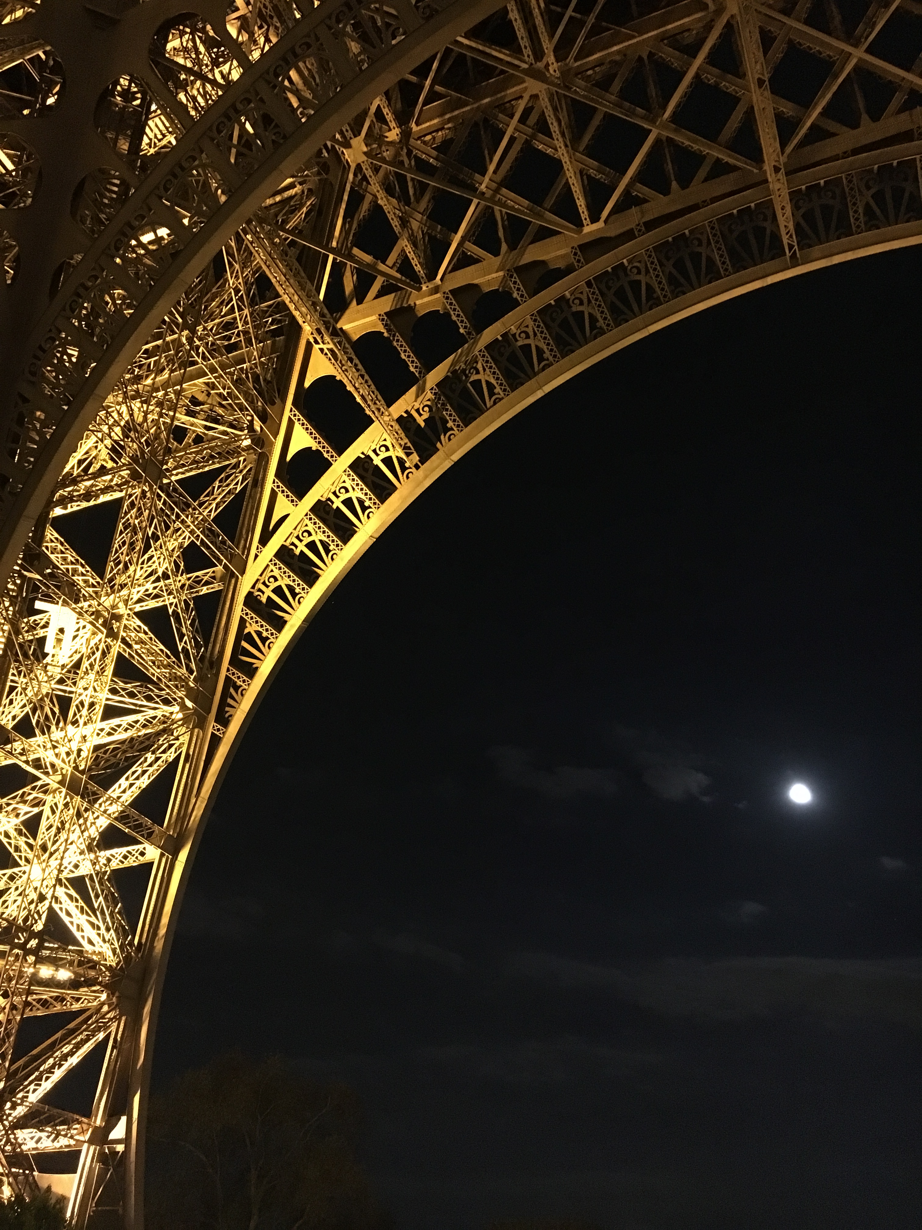 Tour Eiffel with full moon